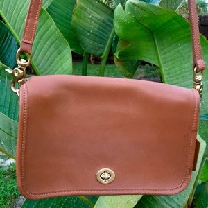 Coach purse with golden clasp 👜